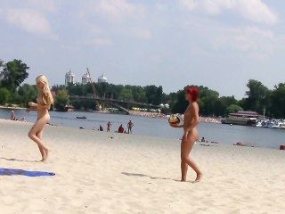 गर्म किशोरों nudists इस नग्न समुद्र तट भी hotter बनाना
