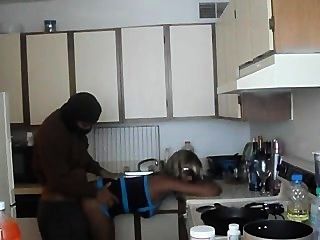 रसोई घर में गड़बड़ गर्म काली लड़की