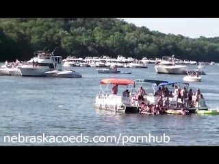 छुट्टी पर कोई सीमा नग्न कॉलेज की लड़कियों के साथ झील की पार्टी