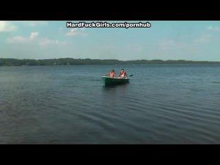 गोरा झील तीन लोगों पर एक नाव में गड़बड़ कठिन