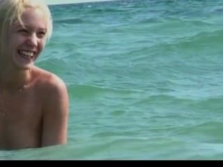 सार्वजनिक समुद्र तट पर खरा नग्न न्यडिस्ट किशोरी बट
