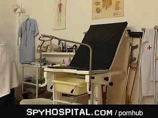 नग्न महिला मरीज की अस्पताल जासूस वाला कैमरा वीडियो