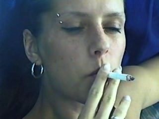 लड़की धूम्रपान Davidoff मैग्नम सिगरेट पीटी।2