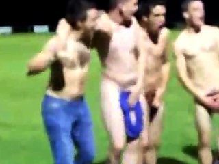 रग्बी टीम टीम भावना दिखाने के लिए एक जीत के बाद मैदान पर नग्न हो जाता है