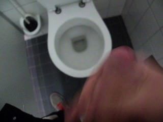 पुरुष झटका बंद और सार्वजनिक शौचालय में सह