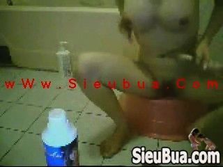 थाई लड़की bla और बाथरूम में Dildoing