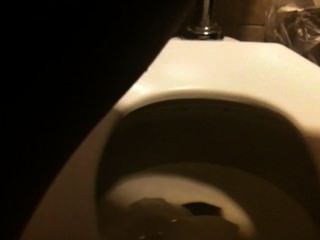 सार्वजनिक शौचालय 1 में pissing