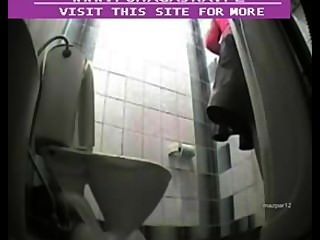 सार्वजनिक शौचालय में छिपे हुए कैमरे