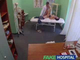 FakeHospital डॉक्टर whilst प्रेमी उभयलिंगी रोगी के साथ गहरे गेंदों हो जाता है
