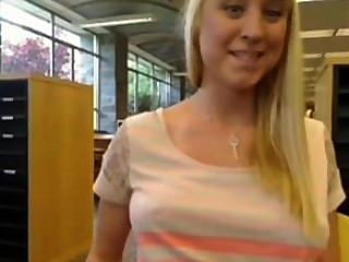 सार्वजनिक पुस्तकालय से वेब कैमरा के साथ मेरा गोरा प्रेमिका।