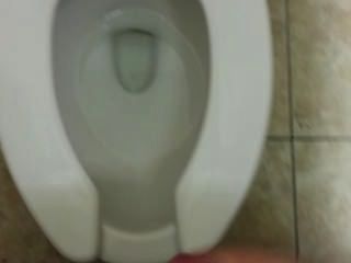 एक सार्वजनिक टॉयलेट में हस्तमैथुन और पकड़ा जा रहा है !!