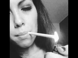 सुपर गर्म धूम्रपान लड़की