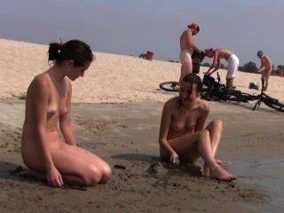 न्यडिस्ट समुद्र तट पर दो गर्म किशोर की सर्वश्रेष्ठ बाहर लाता है