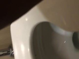 पत्नी वीडियो खुद को काम पर peeing।वह गलती से उसके पैंट पर pees!
