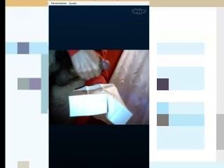 एक आदमी स्काइपे पर हस्तमैथुन कर रहा है