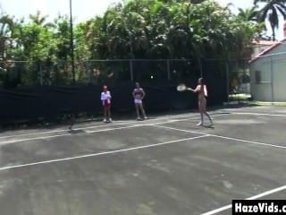 कॉलेज की लड़कियों के टेनिस कोर्ट पर नग्न छीन लिया